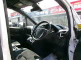 運転席の足元広々としているので運転しやすいです。