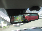 ルームミラーにもアラウンドビューカメラに映像が出ますので後方の確認が出来ます。見通しが悪い夜の駐車場での車庫入れには、心強い味方となります。