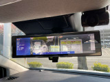 車体の後部にカメラがついていて、その映像がルームミラー内のモニターに表示します。人や荷物などで視界が遮られた時なども確認がしやすいです。