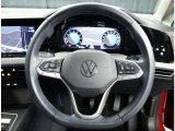 ステアリングホイール【フォルクスワーゲンマークが光る、握りやすい3本スポークのステアリング】