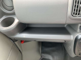助手席のドリンクホルダーと収納スペースです