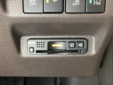 ハンドルの右下にETCがついています。高速道路の料金所の通過も楽々です!。 カードの取り出しもしやすい場所についています。