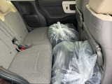 リアシートも前席同様広々としておりますので、後部座席にお乗りの方も快適に過ごして頂けます。