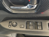 電動格納式ドアミラーのスイッチは運転席ドアにあります。