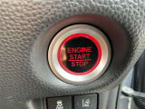 スマートキーのプッシュスタートスイッチです。エンジンの始動はブレーキペダルを踏みながらこのスイッチを押すだけで始動できます