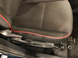 痛みの出やすい運転席シートの角、フロアマット、座面、ともに良好です