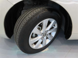 トヨタ純正アルミホイール。タイヤサイズは、185/65R15です。