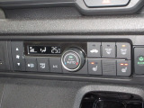 エアコンはオートエアコンでお好みの温度調整が出来、オールシーズン快適にドライブできます!フロントシートの座面に2段階調節のシートヒーターを内蔵。身体を直接温めることができます。