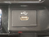 シフトノブ後方にUSB充電端子が装備されております。