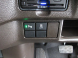 パーキングセンサーや横滑りを防ぐVSA等のスイッチ類は運転席の左側、手の届きやすい位置にあります。