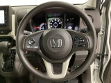ハンドルにHondaセンシング系のクルーズコントロールやレーンキープアシストなどのスイッチと、オーディオの操作スイッチが装備されています。ハンドルから手を離さず安全に操作できます。
