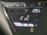 【オートエアコン】一度お好みの温度に設定すれば、車内の温度を検知し風量や温度を自動で調整。暑い&hellip;寒い&hellip;と何度もスイッチ操作をする必要はありません。快適な車内空間には必須の機能ですね♪