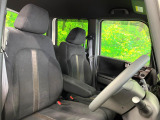 運転席まわりには十分なスペースがあり、大柄な方でもゆったり運転していただける環境です。