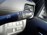 オートライト機能が装備されており暗い場所に入ると車両が検知しライトのON・OFFを自動的に切り替えてくれますので非常に便利な装備です♪