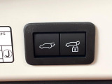 【パワーバックドア】スマートキーや運転席のボタンを押すだけでリアゲートが自動で開閉します!荷物を持っている時や、高い位置にあるバックドアを閉める際に便利な機能です♪