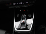 スイッチタイプのシフトレバーです。コンソールもスッキリとしステアリングのパドルシフトを操作いただくとマニュアルモードでお使いいただくことができます。