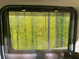 【ロールシェード】日差しや車外からの光が眩しいときにサッと引き出して使える、ロール格納タイプのサンシェードを装備。後席に乗ったお子様がウトウトしだした時など、ぜひご活用ください♪