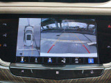 全周囲カメラを装備しており、車輛を上から見下ろしたような映像で周囲の状況をしっかり確認していただけます。駐車時や狭い道での取り回しも安心です。