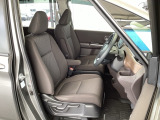 フロント広々、セパレートシートの運転席は、ハイトアジャスターが付いているので、快適にドライブができます。ハンドルはテレスコピック機能で、ハンドル位置を上・下・手前・奥に調節できます。