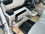 運転席からも助手席からも手が届きやすく、小物などを置いておくのにとても便利♪