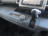 インパネシフトでフロントシートの足元もスッキリお使い頂けます!!パーキングブレーキは室内空間を有効に活用できるフットブレーキを採用♪