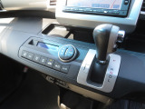 インパネシフトでフロントシートの足元もスッキリお使い頂けます!!パーキングブレーキは室内空間を有効に活用できるフットブレーキです♪