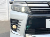 【LEDヘッドライト】悪天候や夜間走行時も良好な視界を確保し安心して運転できる高輝度LEDヘッドライトを装備!点灯速度が早く、消費電力も抑えられています。