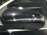 ウィンカー内蔵ドアミラーを開発したのは『メルセデス・ベンツ』です。他車からの視認性が高まり、事故の可能性を低減させています。更に、点灯部分はドライバーの視界に入らないように設計されています。