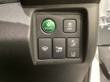 Hondaセンシング用の、VSA(ABS+TCS+横滑り抑制)解除と路外逸脱抑制機能のオンオフスイッチなどはハンドルの右側に装備しています。燃費に役立つECONボタンもここです。