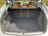 奥行きがあり、十分な広さを持つラゲッジスペースです。リアシートは分割可倒式ですので、大きな荷物を積載する事も可能です。