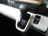 手の届きやすい位置にレイアウトされた操作のしやすいインパネシフト◎コンパクト設計で足元もスッキリお使い頂けます◎