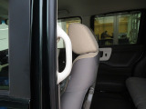 リアシートのコンディションも良好です!!同乗者のひざ周り、足元空間もしっかりキープ♪低床フロアにセンターピラーグリップを設置♪同乗者の乗り降りのしやすさも重要です☆☆ぜひ当店にてお確かめ下さい!!
