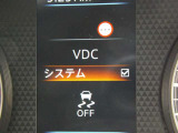 【VDC】滑りやすい路面などでのハンドル操作で車両が横滑りしそうになると、ブレーキおよびエンジン出力を制御し車両の安定性を向上させる。