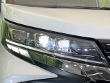 【LEDヘッドライト】悪天候や夜間走行時も良好な視界を確保し安心して運転できる高輝度LEDヘッドライトを装備!点灯速度が早く、消費電力も抑えられています。