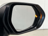 ウインカーミラーにはBSM(ブラインドスポットモニター)を搭載。隣を走る車両が死角に入るとLEDインジケーターを点灯。また、ウィンカーを出すとインジケーターも光って点滅!注意を促してくれます
