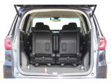 3列目シートを床下に格納すれば大きな荷物も長い荷物もおまかせ。後席は外からでもスライドしたり、前に倒したりできます。