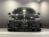 フロントグリル中央に大きく輝くスリーポインテッドスター。メルセデスベンツならではのステータスを強く感じる事ができます