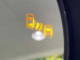 【ブラインドスポットモニター】走行中、ドアミラーの死角になりやすい箇所に後続車が接近するとサイドミラーのレンズに警告を表示!ドライバーに注意喚起をしてくれます。