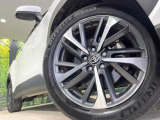 【18インチアルミホイール】外観にマッチしたアルミホイールを装着しております。各種アルミホイールや、スタッドレスタイヤも取扱いしております。是非ご相談ください♪
