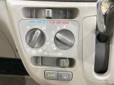寒い冬も暑い夏も全席に快適な空調を届けてくれる、ダイヤル式エアコンを装備♪