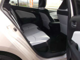 後席には、格納式センターアームレスト、ドリンクホルダー:、シートバックポケット:があります。