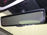 デジタルインナーミラー付き。後方視野角が広く、後席に同乗者がいても後方を確認しやすく安心です。