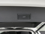 ボタンひとつでトランクを閉めれるオート機能。