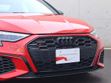 ●一目でAudiとわかる特徴的なシングルフレームグリル・LEDランプ。精悍なフロントマスクからAudiのスマートで上品なブランドを連想させてくれます。女性にも大変ご好評頂いております。