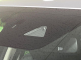 【スマートブレーキサポート】走行中に前方の車両等を認識し、衝突しそうな時は警報とブレーキで衝突回避と被害軽減をアシスト。より安全にドライブをお楽しみいただけます。