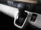 手の届きやすい位置にレイアウトされた操作のしやすいインパネシフト◎コンパクト設計で足元もスッキリお使い頂けます◎