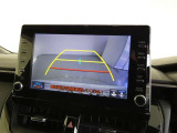 バックガイドモニター付き。車両後方の映像をナビ画面に表示し、駐車などの後退操作をサポートします。