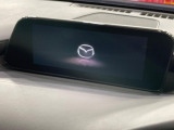 【マツダコネクトナビ】車内の雰囲気にマッチした一体型タイプのナビ。各種車輌設定やBluetooth再生等、様々な機能が楽しめます。直感的なダイヤル操作が可能で、使い勝手も良好です。