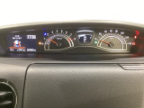 スピードメーターとタコメーターを大きく配した見やすいメーター部になっています。左側のインフォメーション画面でオドメーターや燃費などの情報を確認できます。