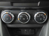 ★エアコンはオートタイプが装着済みです!オートモードにしておけば、車内温度を設定するだけで風の料や吹き出し口の切り替えを機械が行ってくれます!一年中快適な環境を作れますよ♪